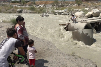 Фотография к новости: Сошедший селевой поток оставил без моста жителей дачных кооперативов в Алматинской области