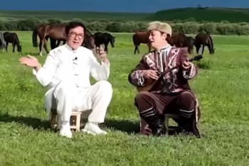 Фотография к новости: Джеки Чан покорил Казнет, спев под домбру на фоне Жайляу