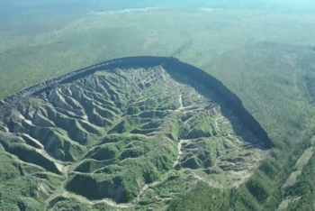 Фотография к новости: "Ворота в ад": крупнейшую в мире впадину в вечной мерзлоте сняли с беспилотника