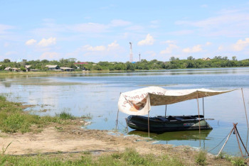 Фотография к новости: Неестественно синий цвет приобрёл берег озера в Костанайской области