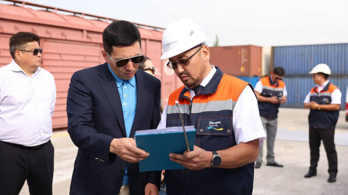 Казахстан будет быстрее пропускать грузы из Китая через сухой порт