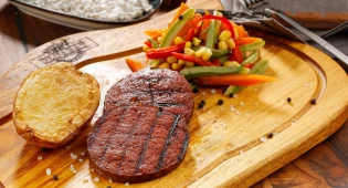 Диетолог назвала опасные для желудка продукты