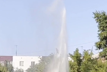 Фотография к новости: Гейзер образовался в центре Семея