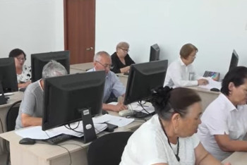 Фотография к новости: В Атырау пенсионеров бесплатно учат английскому языку