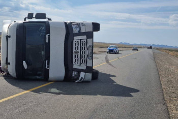Фотография к новости: Большегруз опрокинулся на трассе  Алматы — Екатеринбург