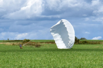 Фотография к новости: Мужчина скончался после прыжка с парашютом в Астане