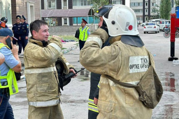 Фотография к новости: Родители выбрасывали детей из окон: пожар в высотке оперативно потушили в Алматы