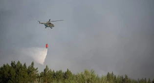 Пожар в Каркаралинске тушат с помощью вертолёта