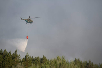 Фотография к новости: Пожар в Каркаралинске тушат с помощью вертолёта