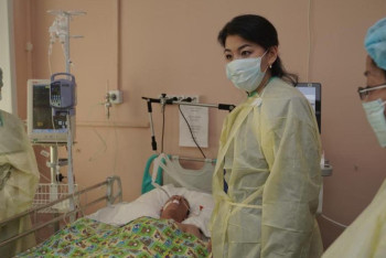 Фотография к новости: Ажар Гиният навестила отравившихся детей в Караганде