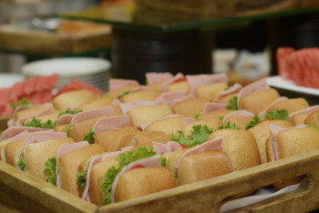 Фотография к новости: Туристки попытались вынести из отеля в Турции 35 килограммов еды