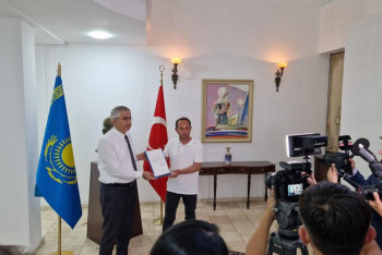 Фотография к новости: Иностранца наградили за спасение матери с детьми при пожаре в Алматы