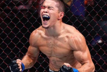 Фотография к новости: Пришел, увидел, задушил: Асу Алмабаев досрочно выиграл дебютный бой в UFC