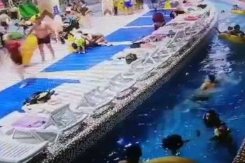 Фотография к новости: Женщина-полицейский вытащила из бассейна тонувшего мальчика в Астане