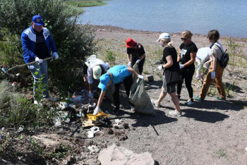 Столичные АНК очистили берег водохранилища от мусора