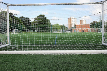 Школьника насмерть придавило футбольными воротами в Астане