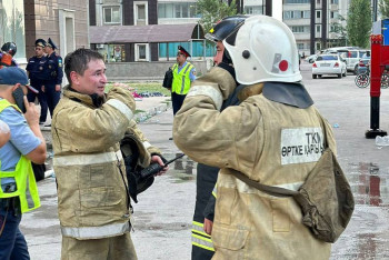 Фотография к новости: "Люди создали панику" - министр по ЧС о прыгавших из окон при пожаре ЖК в Алматы