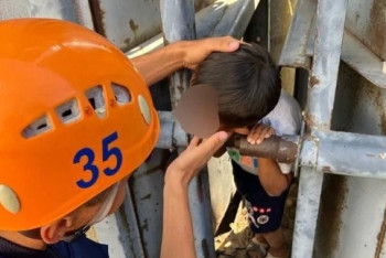 Фотография к новости: Ребёнок застрял головой в заборе в ЗКО