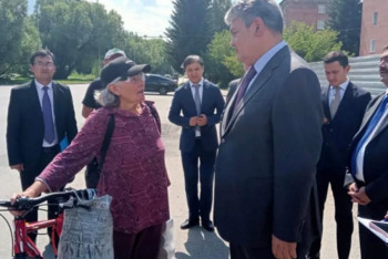 Фотография к новости: За акимом на велосипеде: пенсионерка рассказала о минуте славы