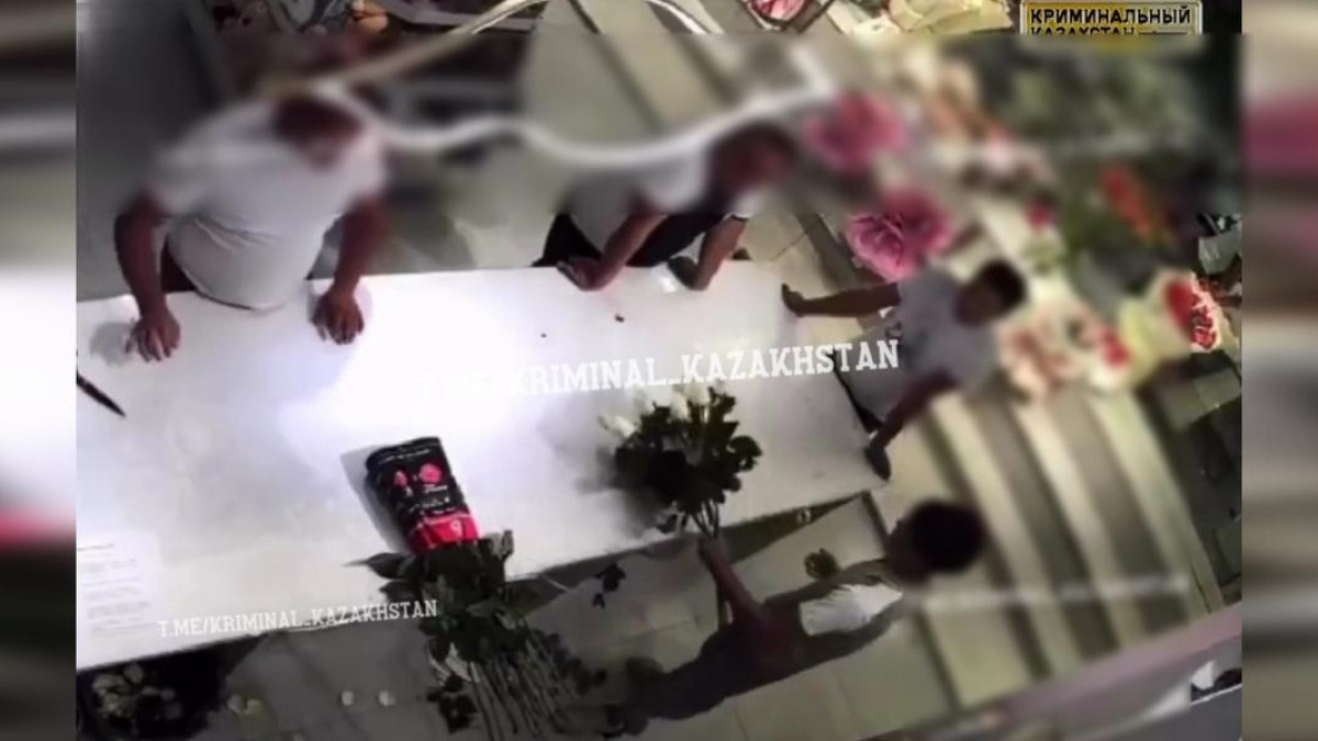 Схватился за ножницы и угрожал расправой: покупатель устроил дебош в магазине Шымкента