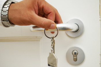 Фотография к новости: В Алматы осудили чиновника за продажу государственных квартир родственникам