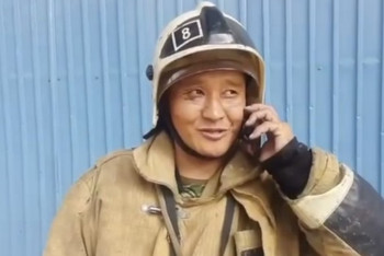 Фотография к новости: Дочь родилась у огнеборца во время тушения крупного пожара на складах Алматы