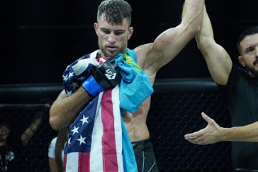 Фотография к новости: Казахстанец отправил соперника в нокаут и вышел в финал Гран-при американской лиги