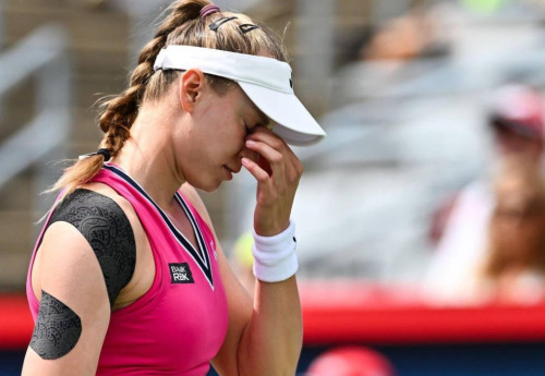 Фотография к новости: Легла спать в 5 утра и встала в 10: Рыбакина раскритиковала организацию турнира в Монреале