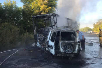 Фотография к новости: Автобус и джип загорелись после столкновения в Абайской области, есть погибший