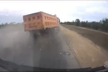 Фотография к новости: Жуткое ДТП с участием фуры и двух легковушек произошло в Актюбинской области