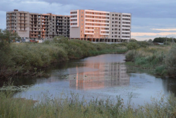 Фотография к новости: Грязь, свалка и запах канализации: что творится за вокзалом "Нурлы жол" в Астане