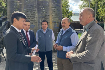 Фотография к новости: BaigeNews LIVE: мажилисмены проверили проблемные столичные объекты и дворы