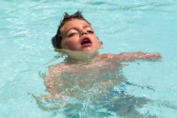 Фотография к новости: Создана футболка, которая не даст ребёнку утонуть