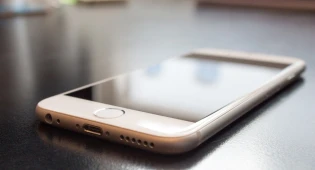 Владельцев iPhone просят не спать рядом с заряжающимся смартфоном