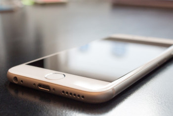 Фотография к новости: Владельцев iPhone просят не спать рядом с заряжающимся смартфоном