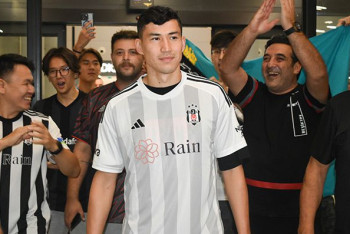 Фотография к новости: Зайнутдинов прилетел в Турцию и сфотографировался в футболке "Бешикташа"