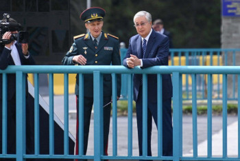 Фотография к новости: Глава государства посетил селезадерживающую плотину "Аюсай" в Алматы