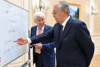 Фотография к новости: Перевод госязыка на латиницу обсудил Токаев с вице-президентом НАН