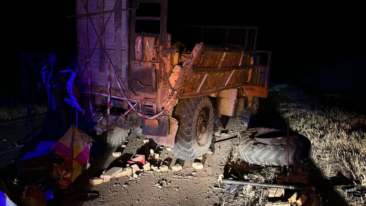 Карету скорой помощи разорвало пополам от удара об грузовик