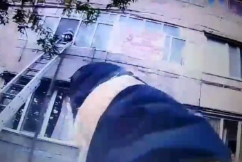 Фотография к новости: Огнеборцы СКО спасли и эвакуировали 24 человека из горящей пятиэтажки