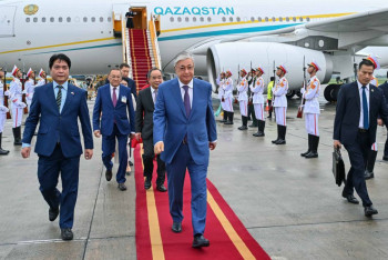 Фотография к новости: Токаев приземлился во Вьетнаме