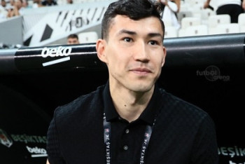 Фотография к новости: Казахстанского футболиста встретили овациями на 42-тысячном стадионе