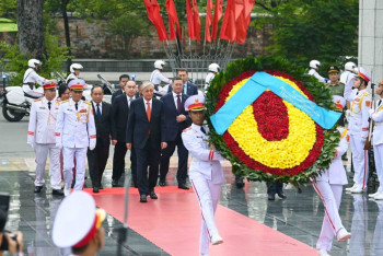 Фотография к новости: Токаев возложил цветы к монументу национальным героям во Вьетнаме