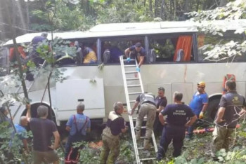 Фотография к новости: В Турции автобус упал в ущелье, погибли 12 человек