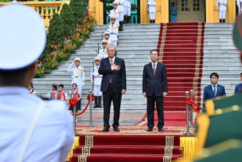 Фотография к новости: Дети и море цветов: начались переговоры Токаева в Президентском дворце Вьетнама