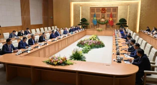 Токаев провел переговоры с премьер-министром Вьетнама