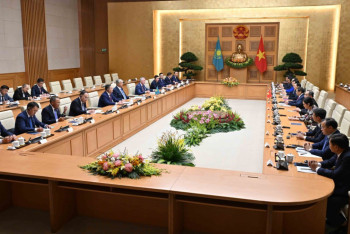 Фотография к новости: Токаев провел переговоры с премьер-министром Вьетнама