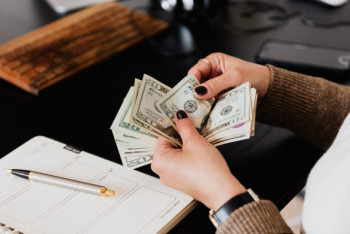 Нацбанк Казахстана приостановил обязательную продажу 30% валютной выручки