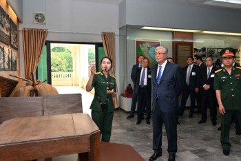 Фотография к новости: Токаев посетил вьетнамский музей военной истории