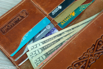 Фотография к новости: Курс доллара упал сразу на семь тенге